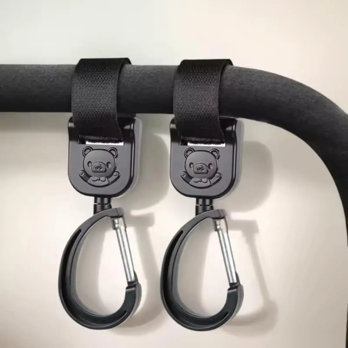 2x Gancho Para Carrinho De Bebê Com Rotação 360 Graus Suporte Para Bolsa E Sacola Universal Fixação Velcro Prático Para Passeio Infantil Mãos Livres ABS