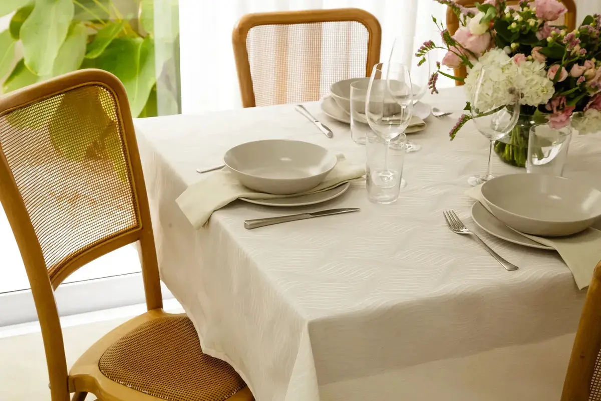 Toalha De Mesa Impermeável 6 Lugares Jacquard 1,40 X 2,10m Cor Ondas - Pérola