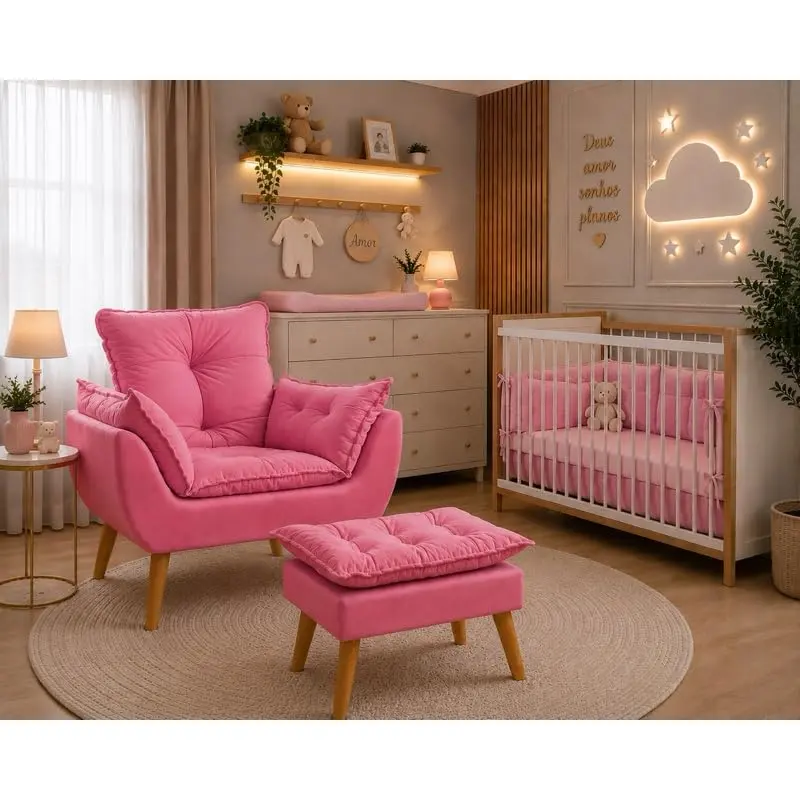 Kit poltrona mais puff amamentação opala pés palito suede bege(rosa) | Kit com poltrona estofada e puff para apoio dos pés, revestidos em suede e indicados para quarto e amamentação.