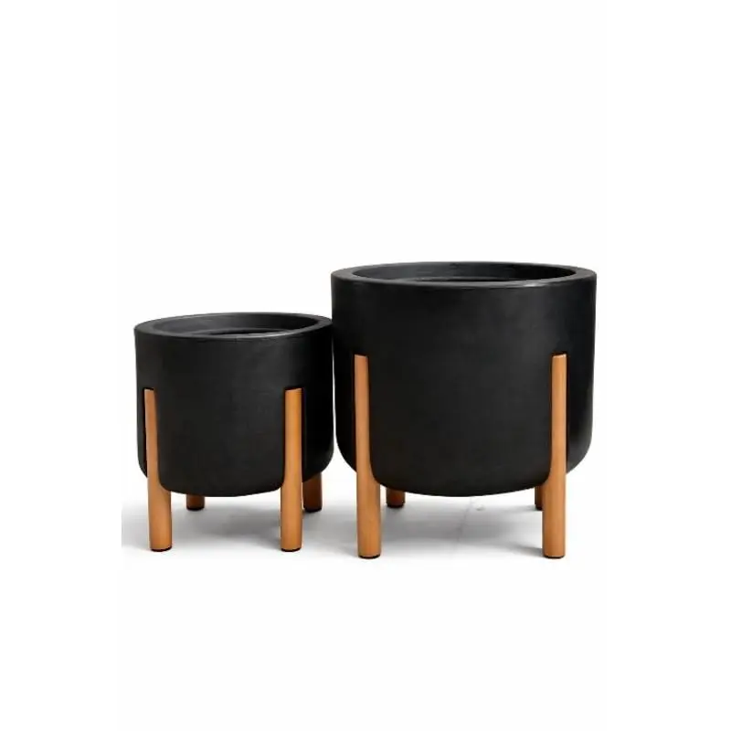 Kit 2 vasos minimalistas polietileno com pés de madeira tamanhos pequeno e médio para plantas naturais e artificiais interno e área externa coberta(Preto)