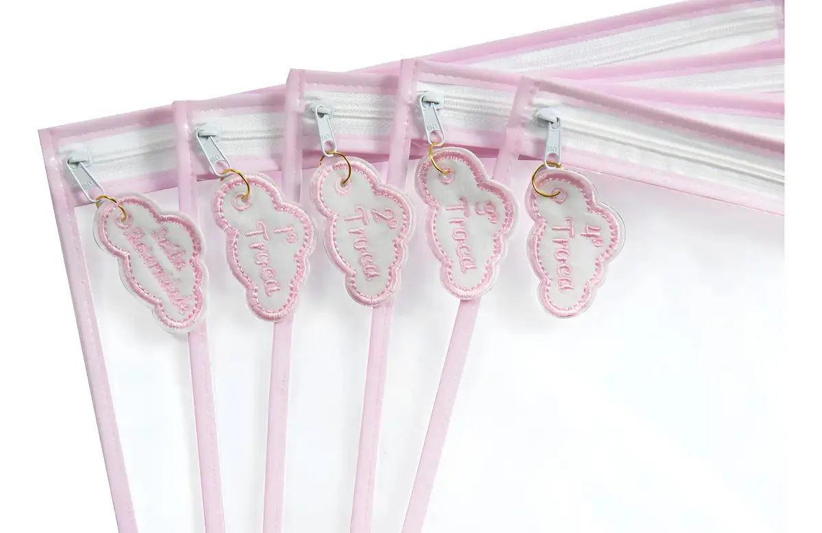 Kit 5 Saquinhos Maternidade Com Tag Bordada De Identificação Cor Nuvem Rosa Desenho Do Tecido Plástico