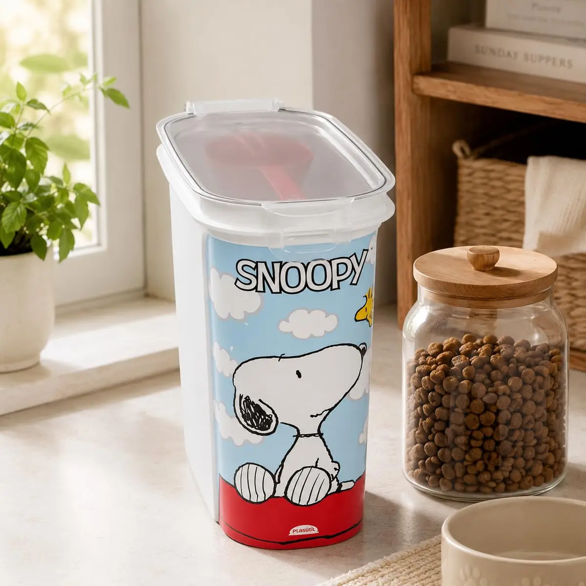 Porta Ração Plasútil Snoopy 4 L Tampa Transparente, Trava e Pá Dosadora para Cães e Gatos - 1