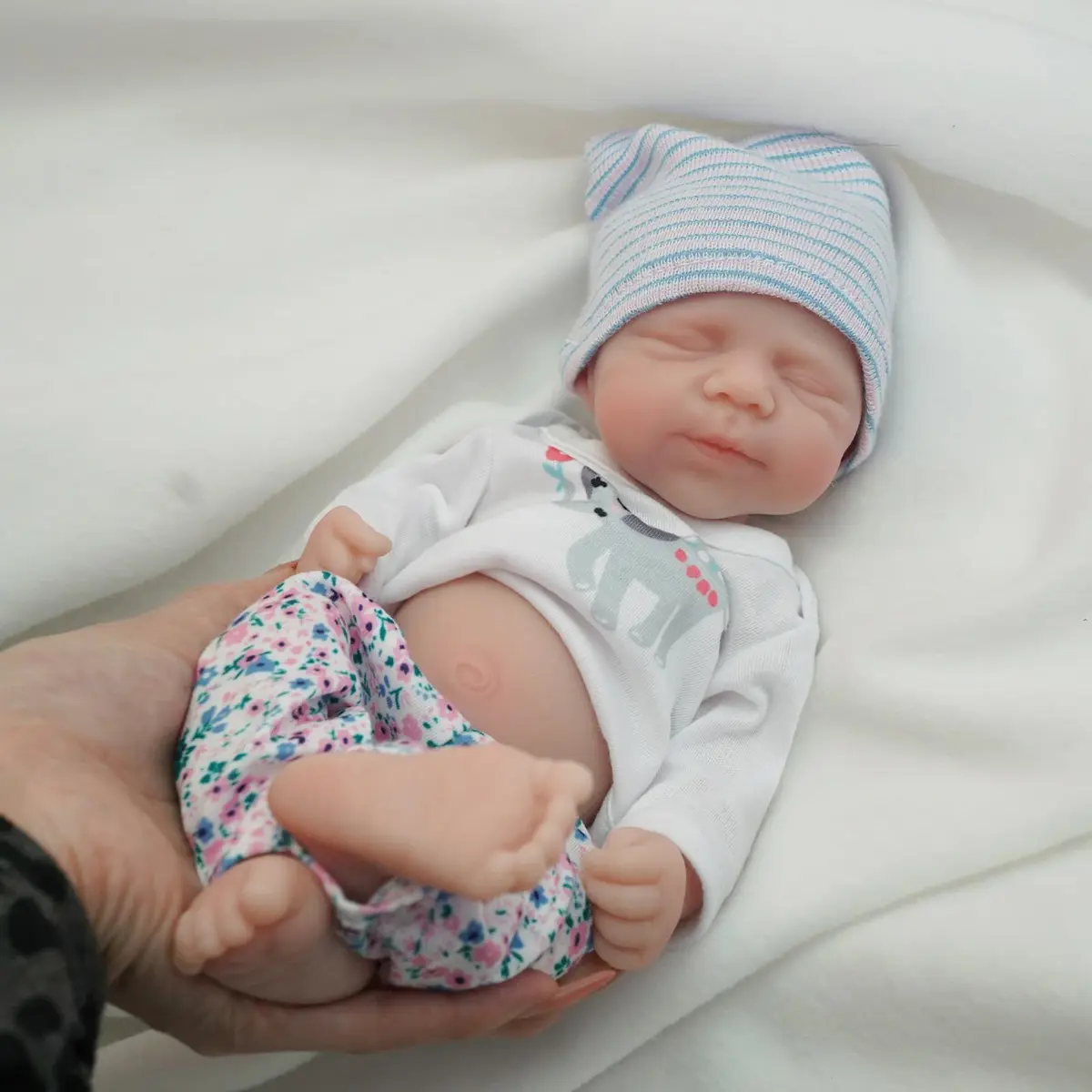 Bebê Reborn Boneca Menina Realista de Silicone Sólido Macio Corpo 35cm | com Acessórios e Roupas Azul Infantil para Presentes Brinquedos Colecionáveis