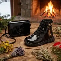Infantil - Kit Bota Coturno Menina Verniz Preto Cano Médio Leve Macio e Confortável com Bolsinha Delicada Moda Blogueira - 1