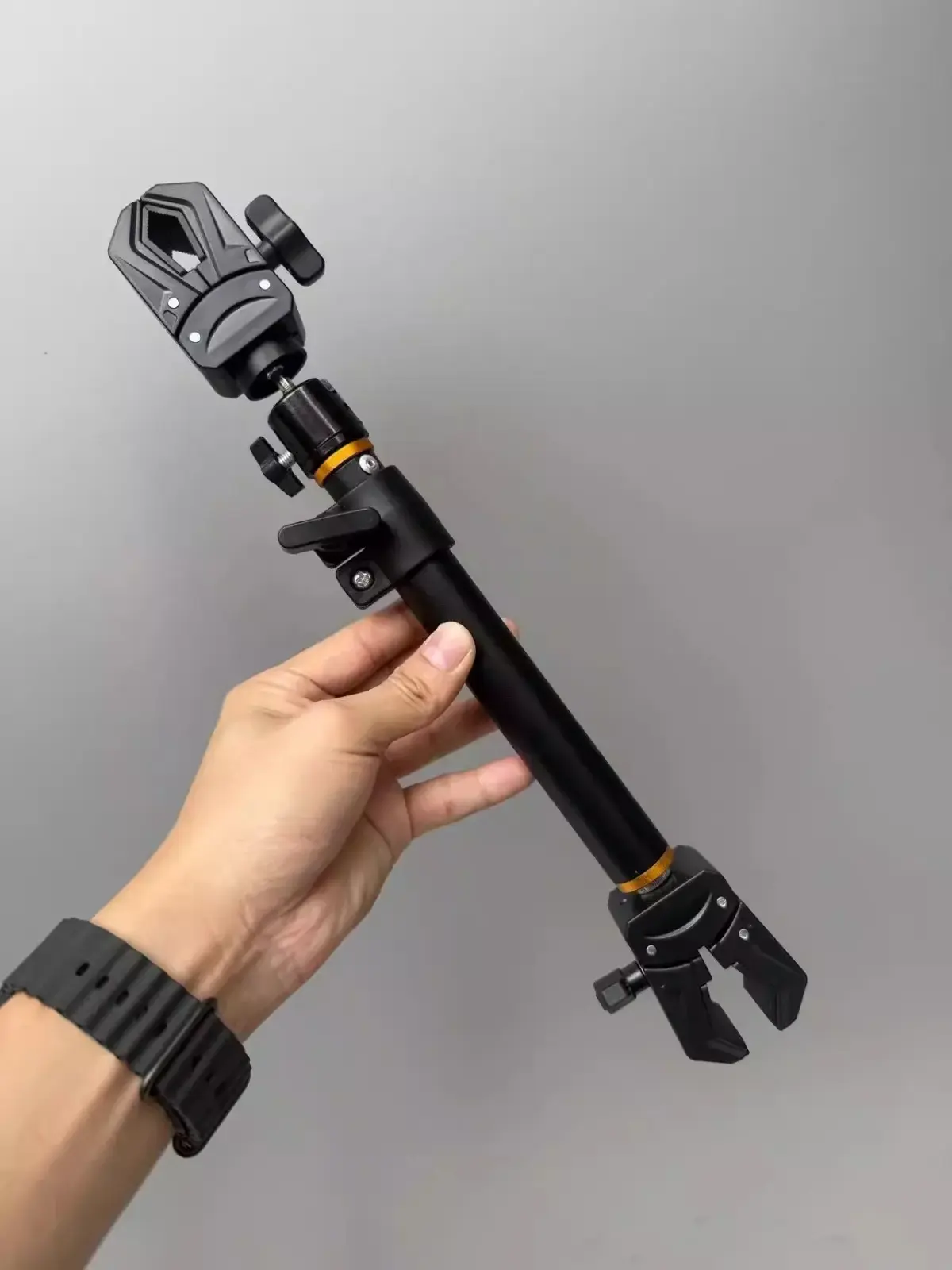 Bastão de Selfie com Cabeça Dupla e Mecanismo Reforçado, Clipe Fixo, Haste Telescópica Extensível, Gimbal Universal com Rotação 360 Graus