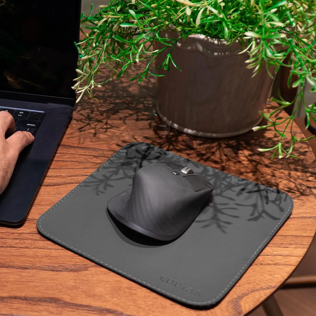 Mouse Pad Desk Pad Eddias em Couro Ecologico 20x20cm + Porta-Copos (Grafite) - 1