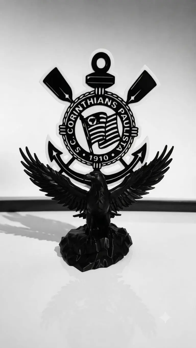 Enfeite Decorativo Corinthians com Base Gavião Decoração | Escudo S.C. Corinthians, Base Gavião com Asas, Decoração de Mesa, Preto e Branco, Estante e Escritório - 1
