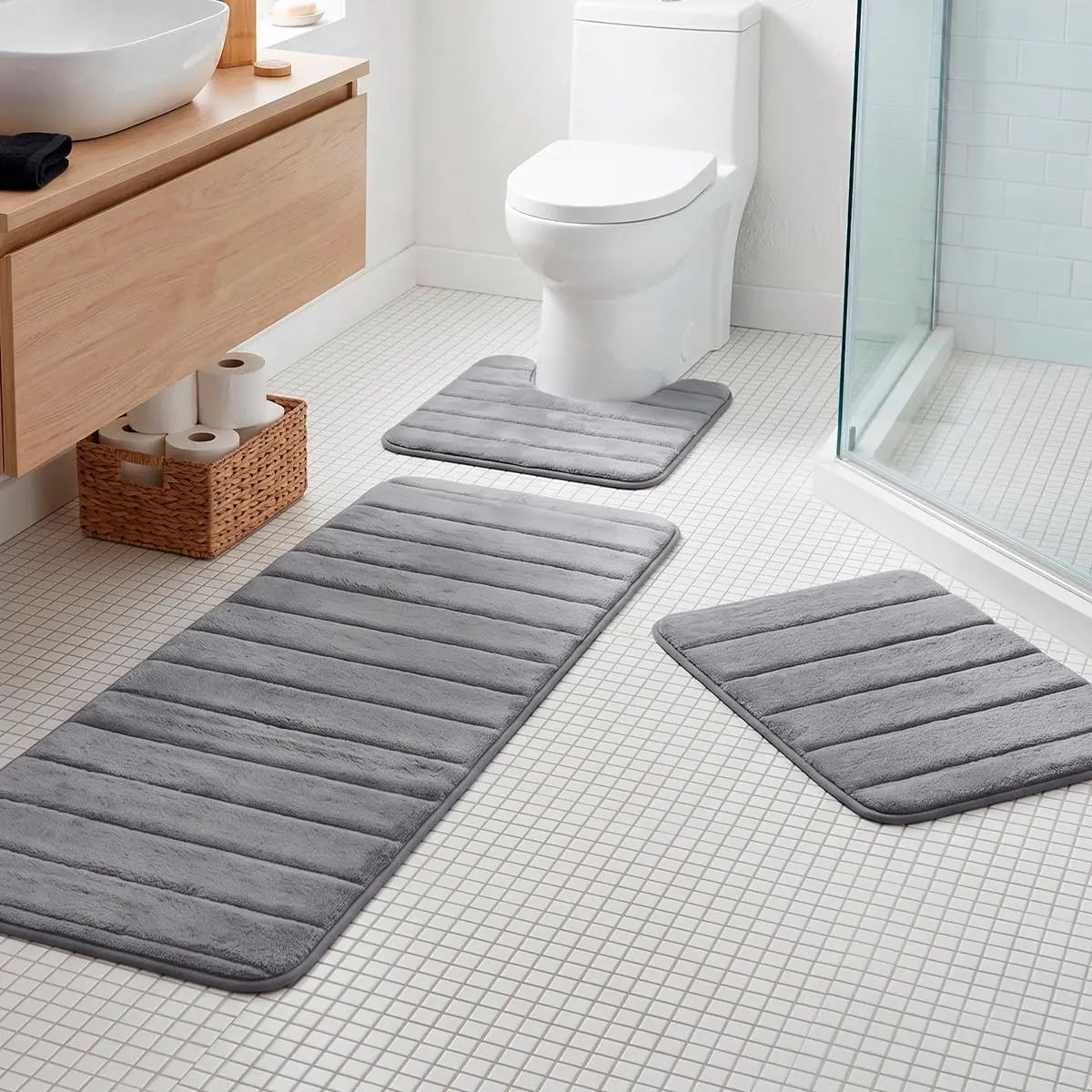 Decolab Kit 3 Tapetes de Banheiro Super Soft Antiderrapantes Cinza-Escuro | Passadeira 1,10 x 0,40 m + tapetes 60 x 40 e 60 x 50 cm. Toque aveludado, espuma adaptável e alta absorção.