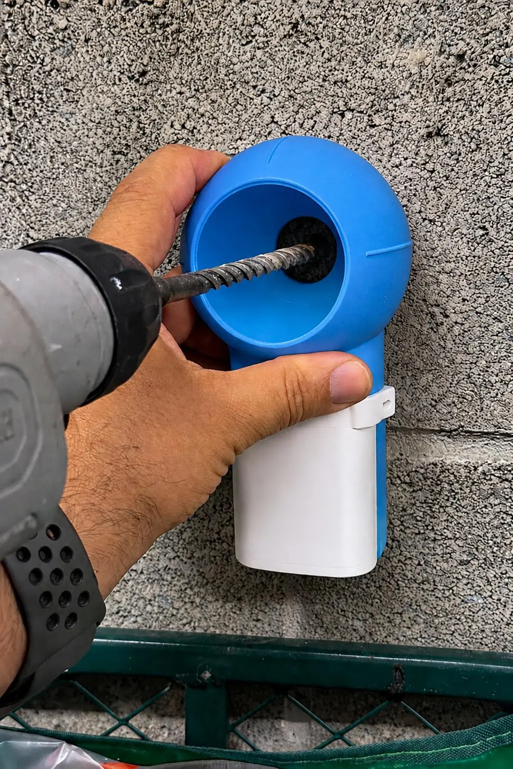 Coletor de Pó para Furadeira – Recipiente Anti Poeira para Perfuração, Adaptador Universal, Limpeza e Proteção para Obras e Reparos (Azul e Branco)