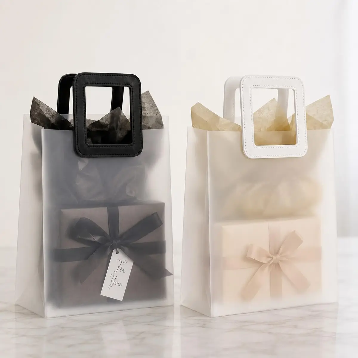 Kit 2 Sacolas Plásticas Transparente levemente Fosca com Alça Quadrada Design Versátil Material Resistente Reciclável Ideal para Presentes - 1