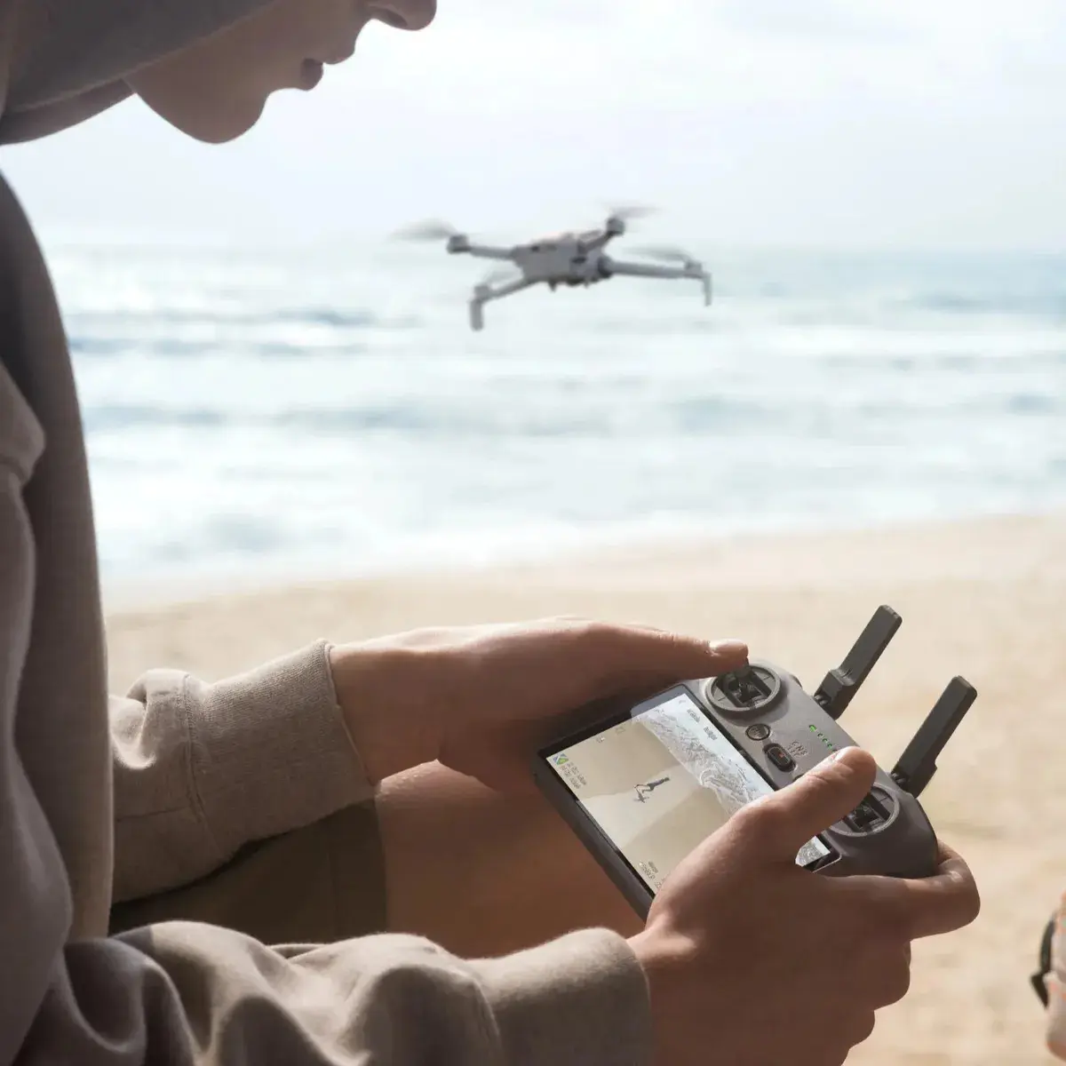 DJI Lito X1 Fly More Combo Controle C/ tela DJI RC 2, Drone com câmera 4K para iniciantes, detecção de obstáculos, ActiveTrack, sensor de 1/1.3", transmissão de vídeo de 15 km, 3 baterias - DJI083 thumbnail 8