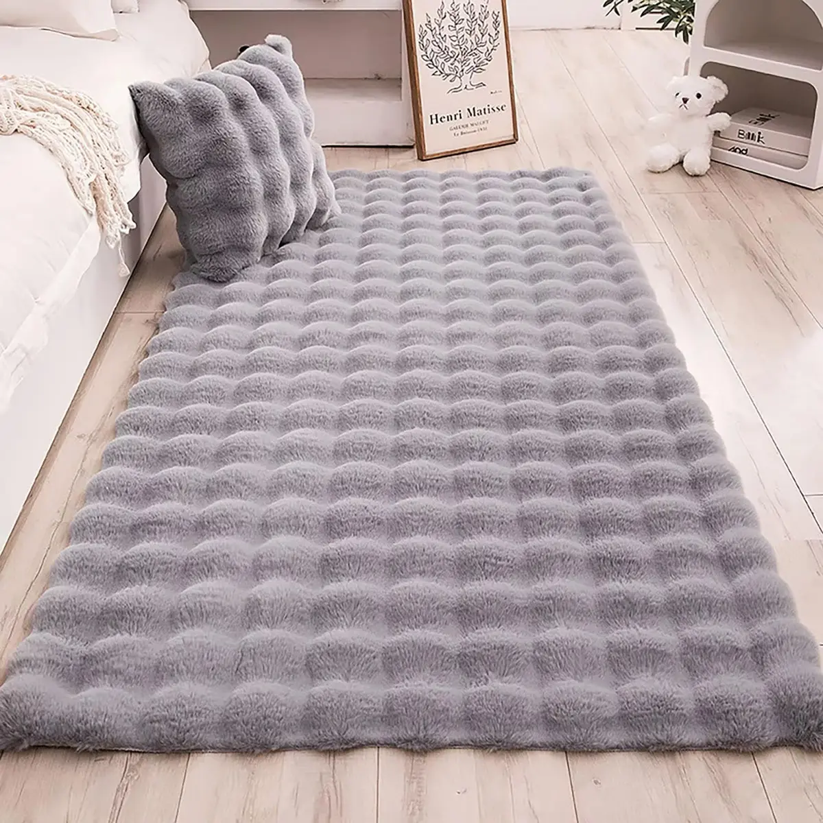 Tapete Macio Pele de Coelho Sintética Extra Fofo Suave Antiderrapante Medidas 50 x 80 CM Cores Cinza E Branco Ideal Para Decoraçao De Quarto Sala Escritório Capacho Interior Luxo Premium (CINZA)