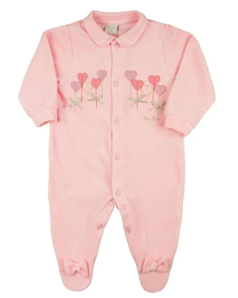 Macacão Bebê Feminino em Plush Rosa com Corações e Lacinhos de Cetim – Manga Longa com Pezinho