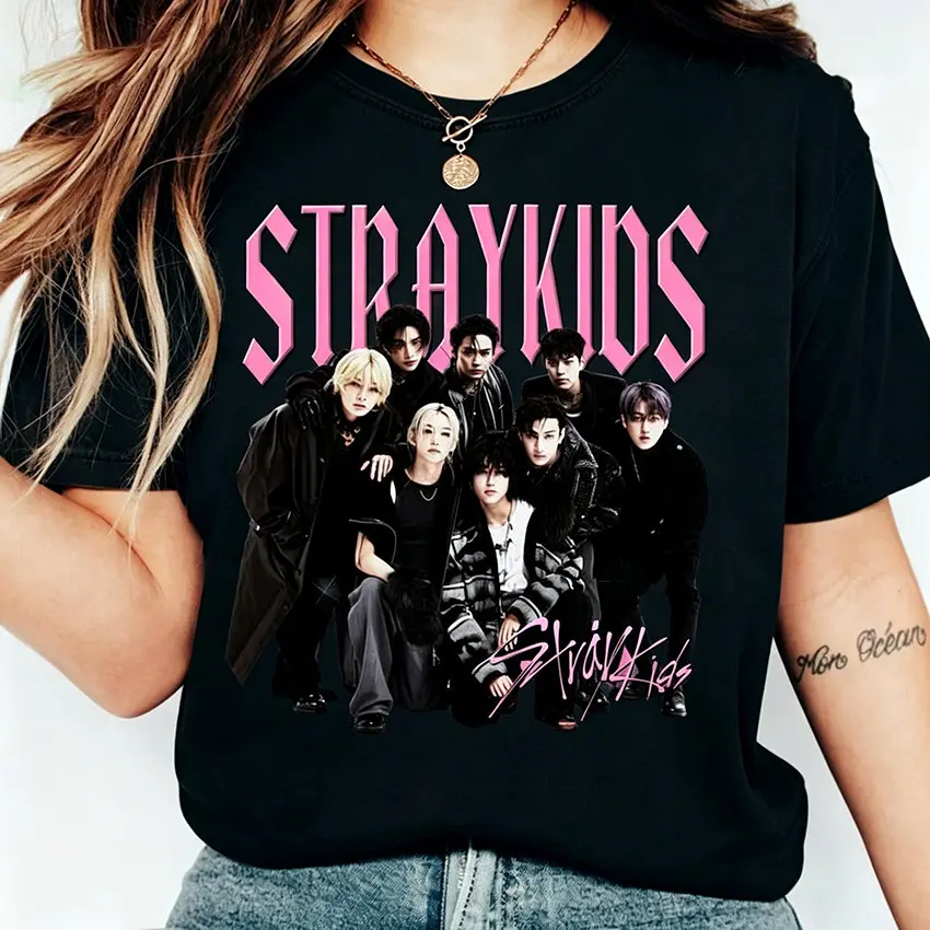 Camiseta Masculina Feminina Oversized Estampa Grupo Stray Kids Foto Collage Letra Rosa Gótica Camiseta Streetwear - 1