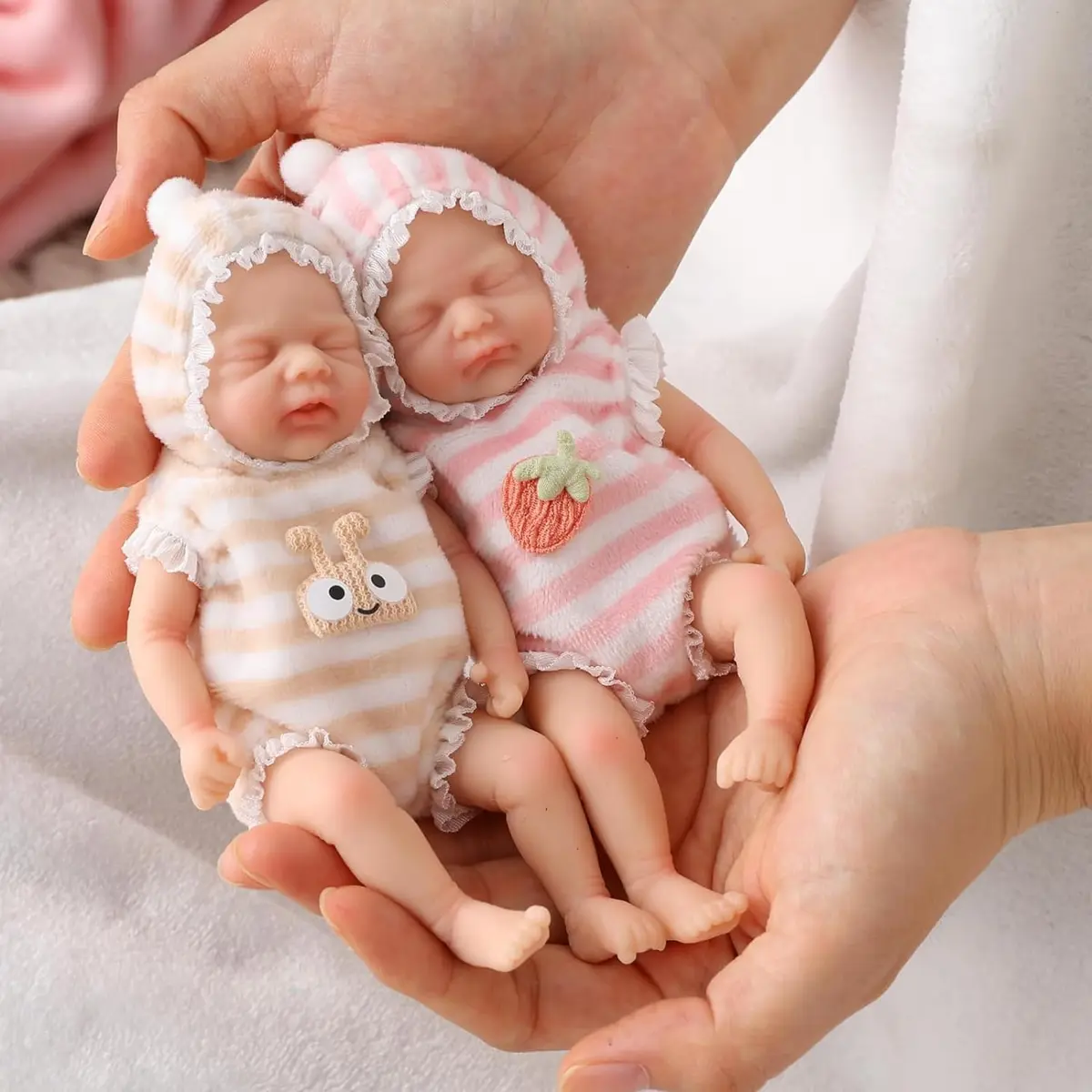 Bebê Reborn de Silicone Sólido Gêmeas Menina e Menino Realista Corpo Flexível 15cm Macacão Com Acessórios - 1