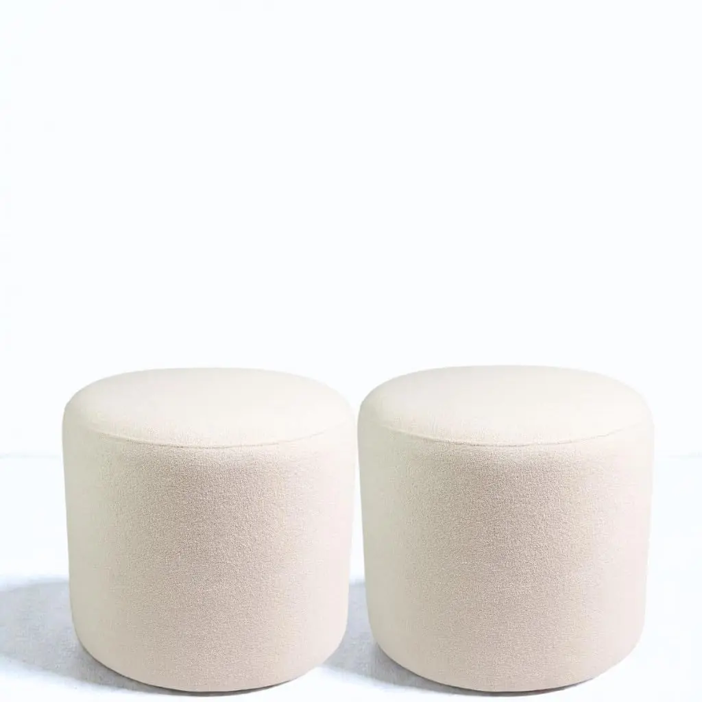 Kit com 2 Puffs Orgânicos em Bouclé para Sala, Quarto e Closet(Off White) | Dupla de puffs com curvas suaves, estrutura de eucalipto e assento acolchoado para decorar e apoiar o uso diário. - 1