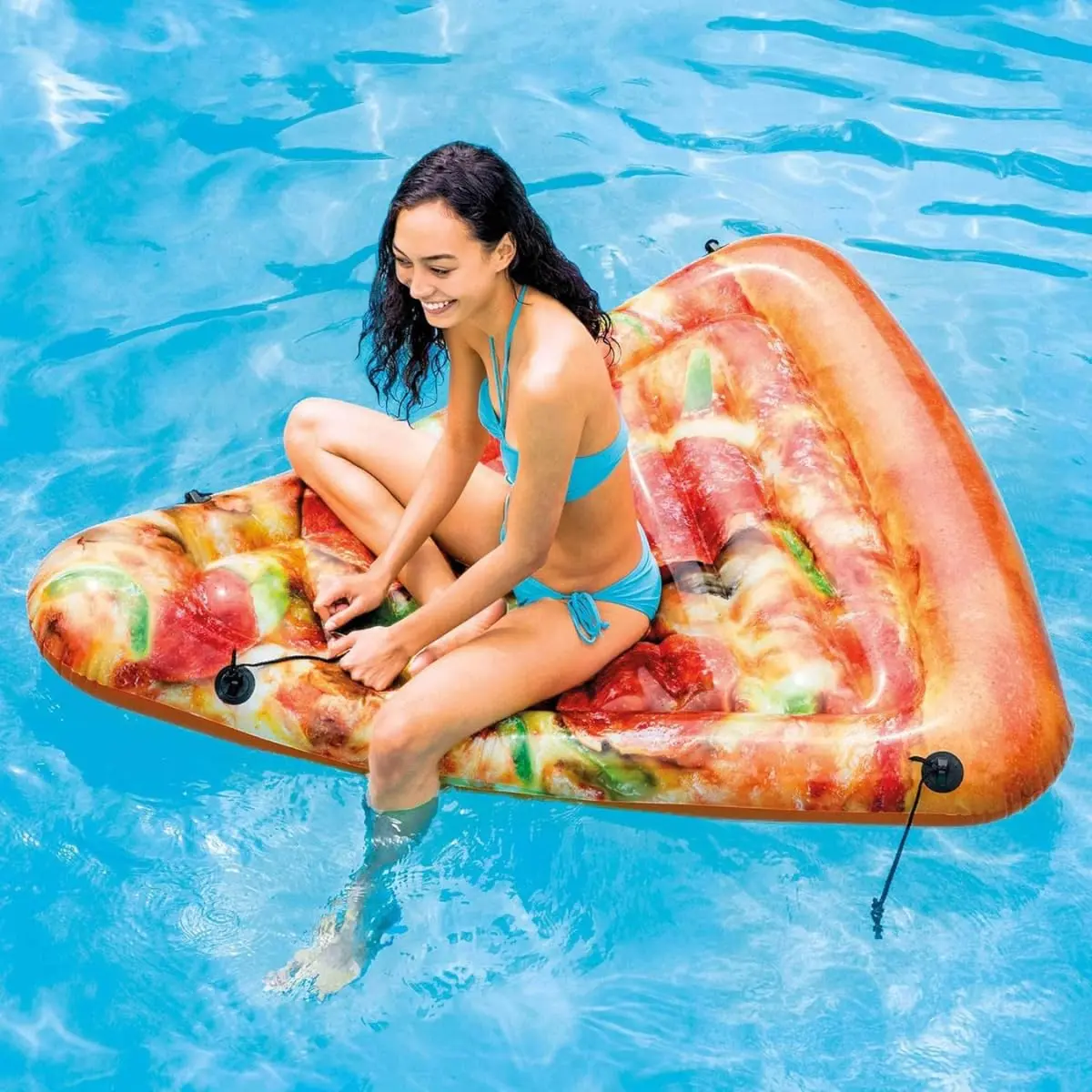 Boia Inflável Fatia de Pizza Gigante 175x145cm Piscina Adulto PVC | Possui conectores laterais para juntar várias fatias e formar uma pizza