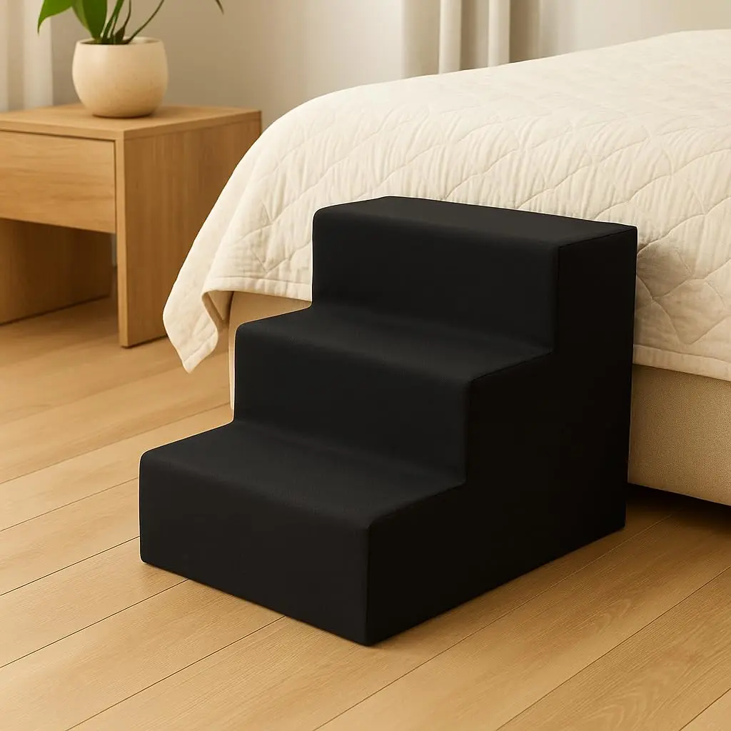 Escadinha Pet 45cm em Suede com Degraus Reforçados para Cama e Sofá, Preto | Reduz o impacto ao subir e descer de móveis altos, prolongando a saúde das articulações. Material: Suede de alta resistência
