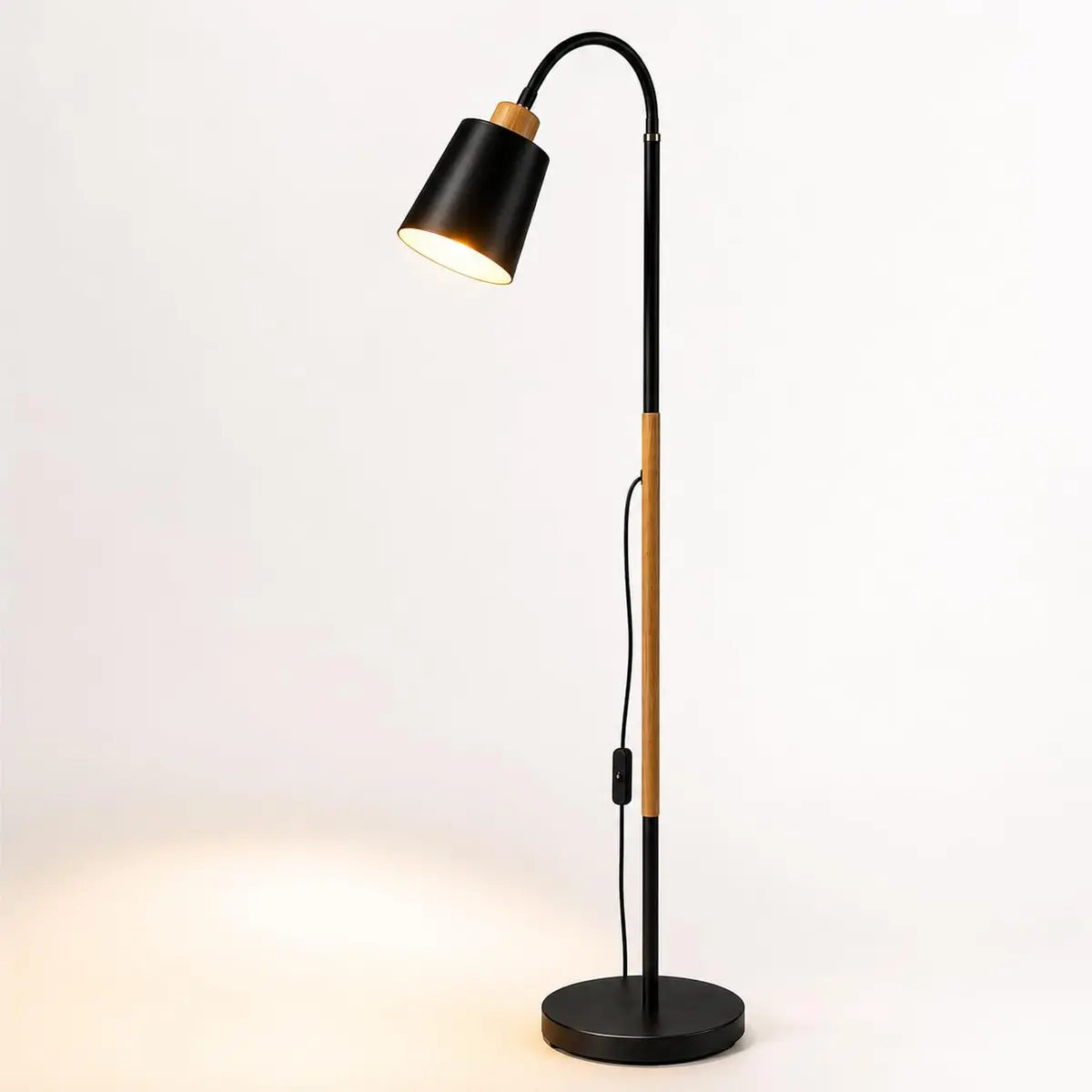 Abajur de Chão Articulado E27 Preto com Acabamento Amadeirado | Luminária de Piso para Sala, Quarto, Escritório e Leitura | Braço Ajustável e Base Estável