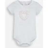 body infantil de algodão com coração 3d off white