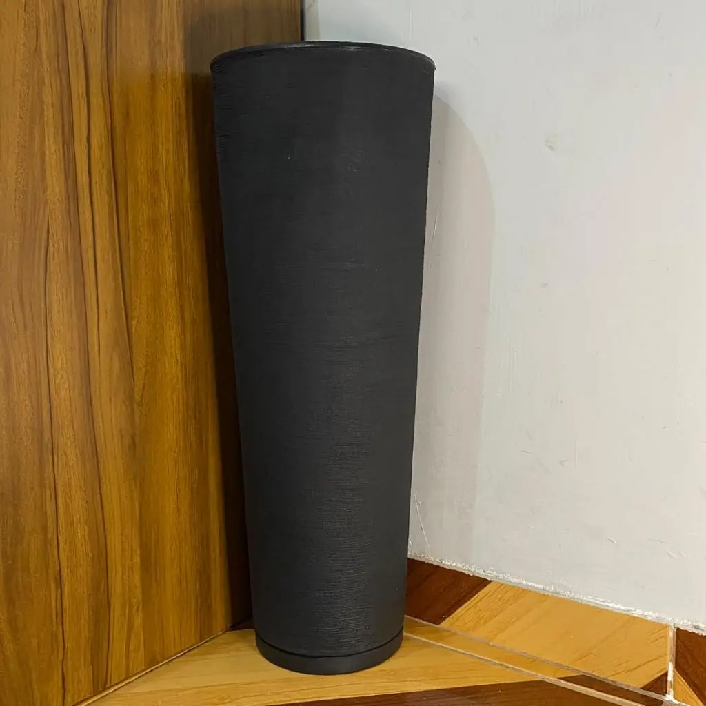 Vaso Decorativo Alto para Plantas Polietileno 59cm com Prato(Preto) | Vaso alto de polietileno com 59 cm, boca de 21 cm, fundo de 16 cm e prato coletor, para áreas internas e externas.