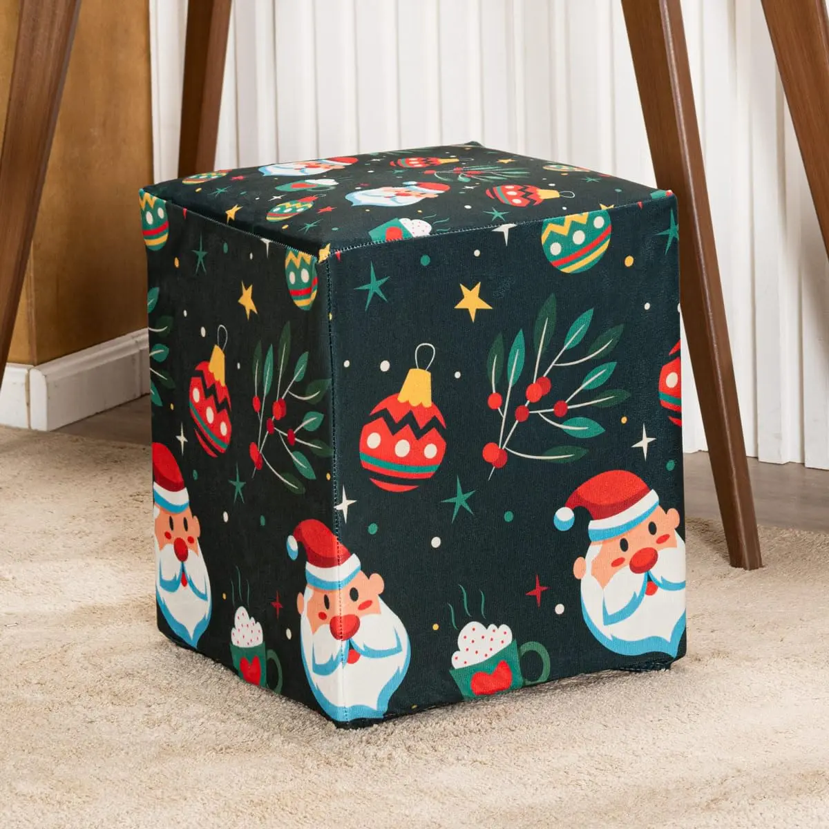 Capa de Puff Quadrado Estampada Natalina Avulsa Ajustável com Elástico - Tecido Veludo Suede Decoração Natal Banquinho Luxo Para Sala Quarto Pufe Banco Protetor Banqueta Centro (Papai Noel Verde)