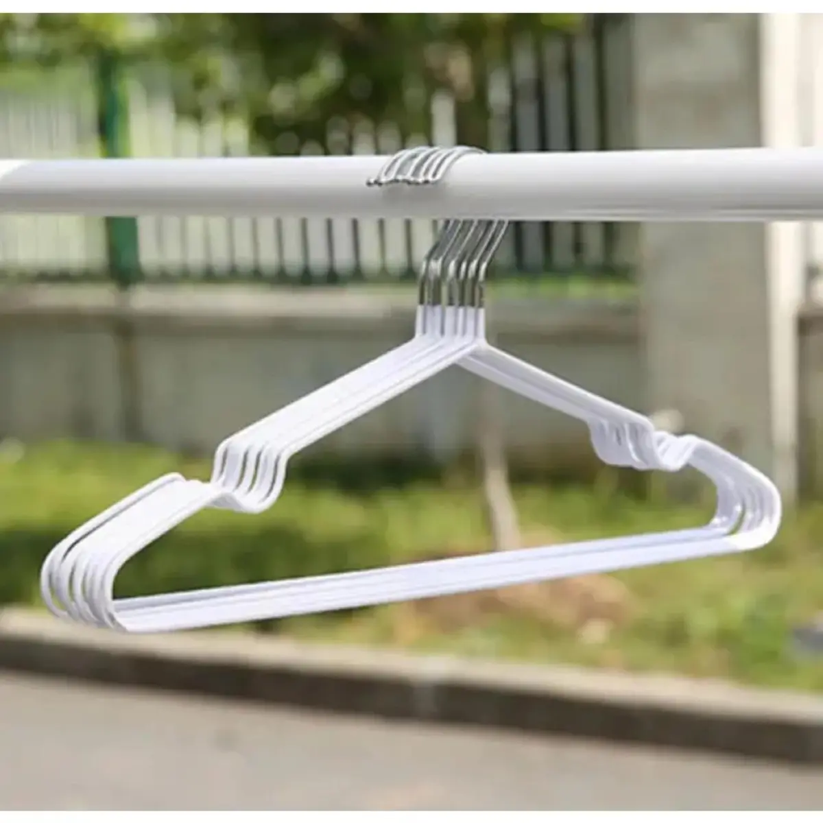 CABIDE TINTUREIRO E EMBORRACHADO COM CAVA 20CM X 40CM - KIT COM 10 UNIDADES PENDURE SUAS ROUPAS E TOALHA COM ESTILO E ELEGÂNCIA-THREE BROTHERS (10 Cabide Emborachado-Branco)