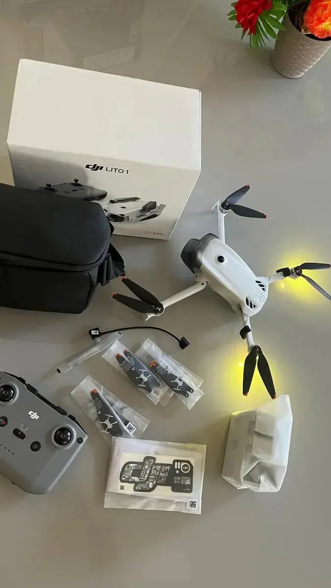 DJI Lito 1 Fly More Combo com Controle DJI RC-N3, Drone com câmera 4K para iniciantes, detecção de obstáculos, ActiveTrack, vídeo 4K, transmissão de vídeo de 15 km, 3 baterias - DJI080 thumbnail 2
