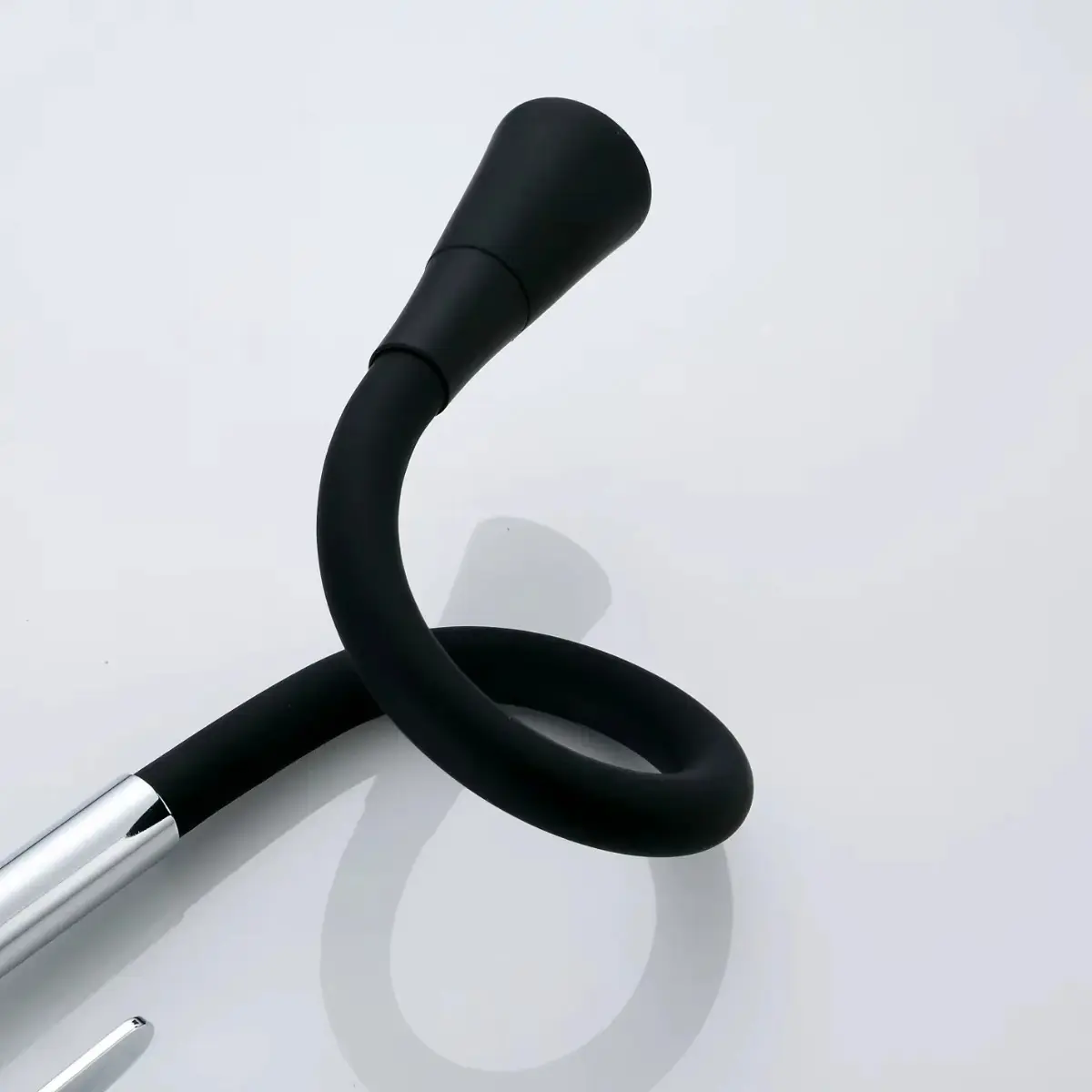 Torneira Gourmet Parede Cozinha Preta Flexível 2 Jatos Chuveirinho Cone 1/4 Volta Luxo Premium Silicone Cone Mais Vendida Preto Fosco thumbnail 4