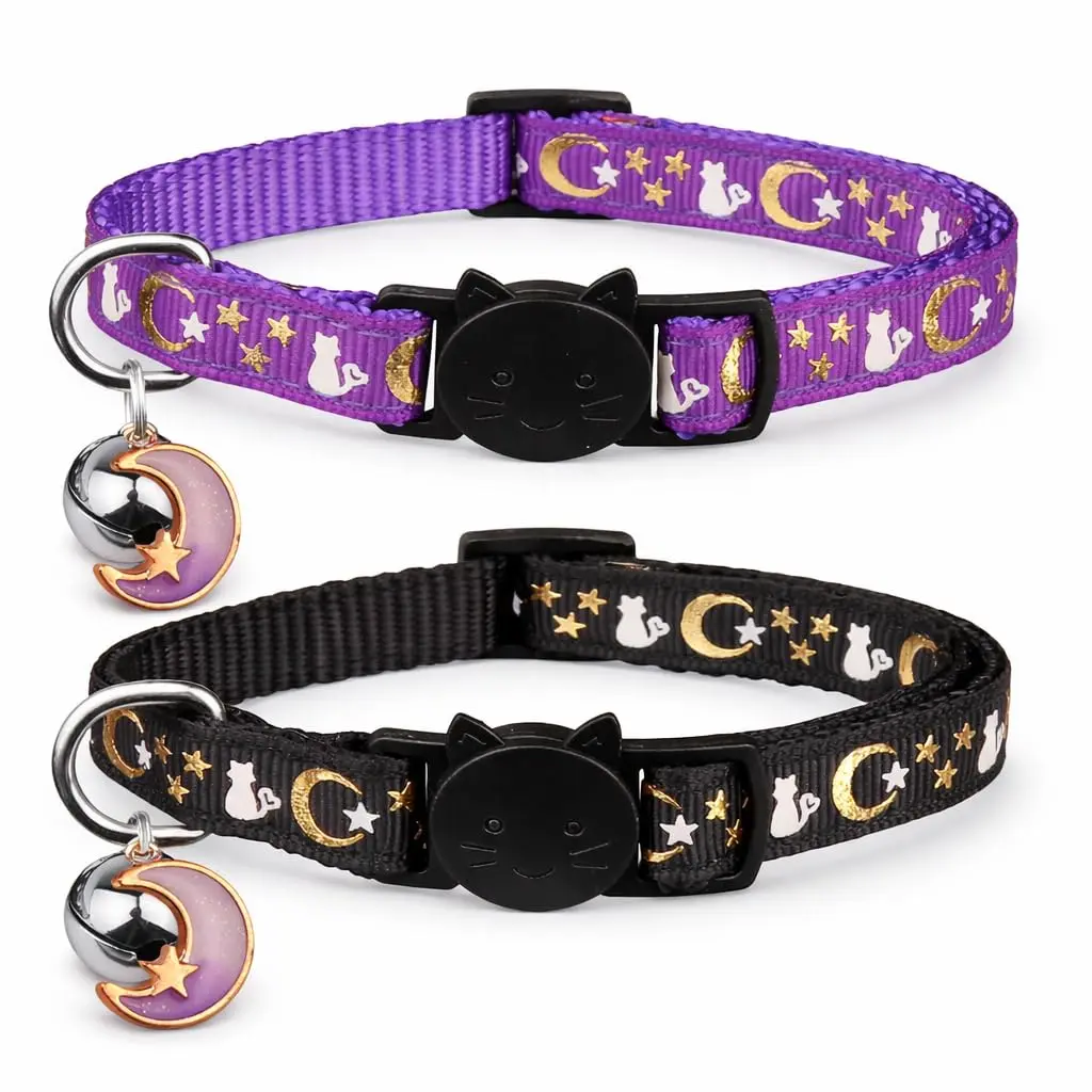 Kit 2 Coleiras Ajustáveis para Gatos com Fecho de Segurança e Guizo Lua & Estrelas que Brilham no Escuro – Nylon com Pingente, Coleira Anti-Enrosco (Preto e Roxo)