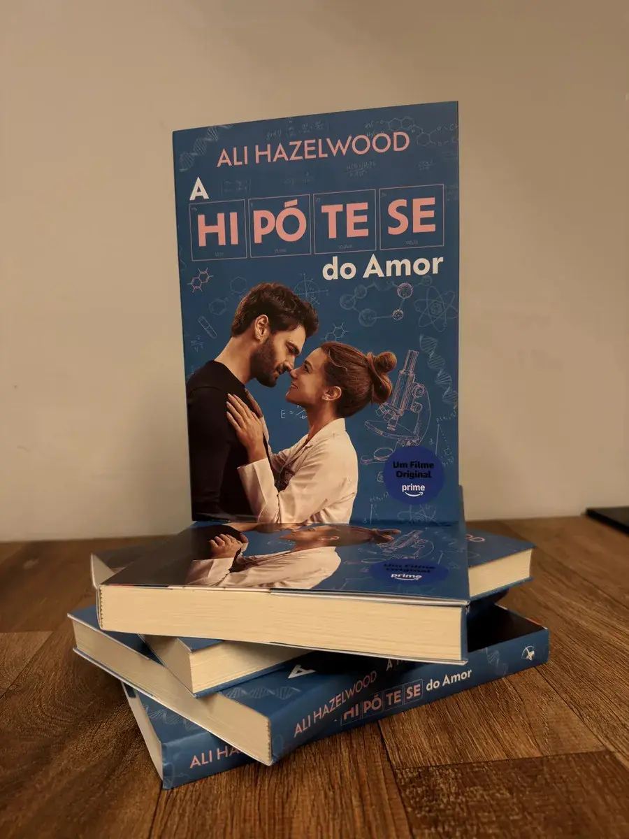 A Hipótese Do Amor De Ali Hazelwood com sobrecapa do filme - 1