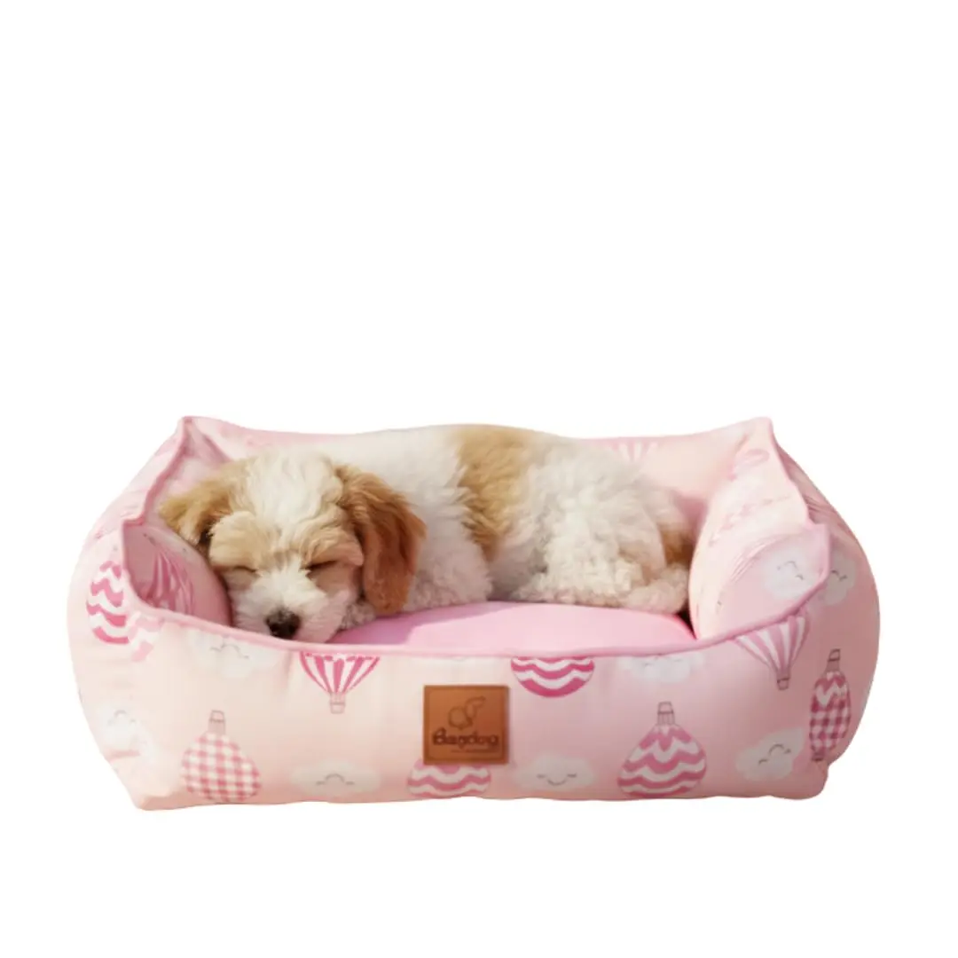 Cama Pet Grande, Para Cachorro e Gato, Lavavel, Modelo Quadrada, Estampa Rosa e Nuvens, Acolchoada com Almofada + Jogo Americano, Bagdog - Tamanhos P/M/G (Grande)