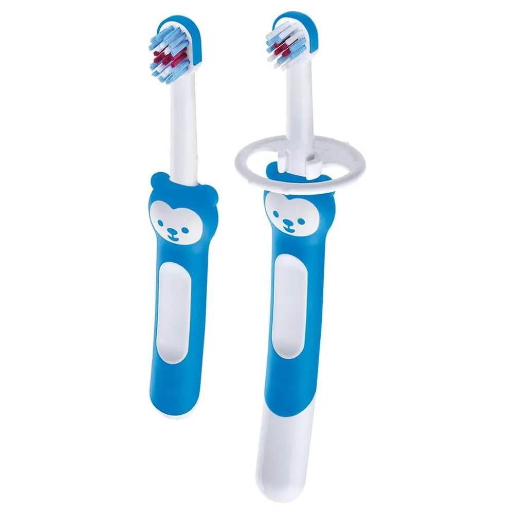 MAM Baby Kit Com 2 Escovas de Dentes Learn to Brush, 1 Com Cabo Alongado e 1 Com Cabo Curto, para Crianças de 5+ Meses Com Cabo Ergonômico e Fácil de Segurar, Azul - 1