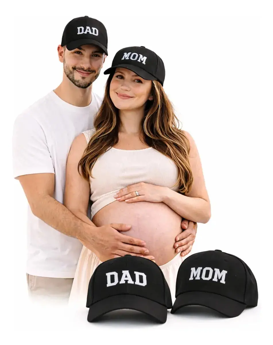 Kit 2 Bonés Dad E Mom Algodão Bordado Pai e Mãe Ajustável Unissex Cor Preto Com Branco Marca Zeltrix - 1
