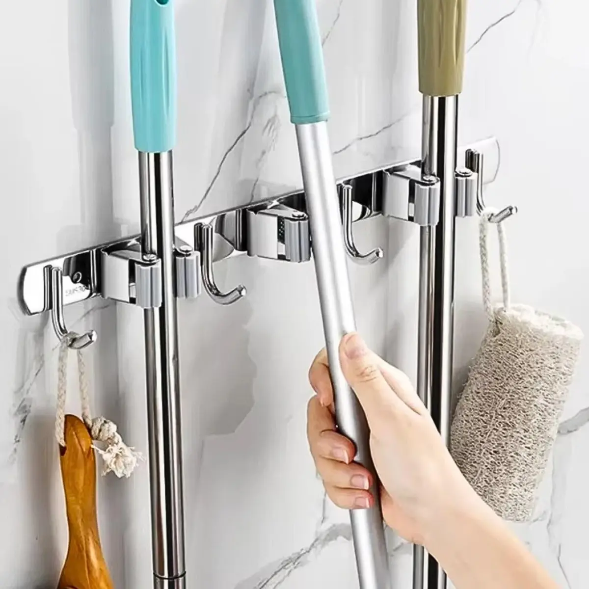 Suporte Porta Vassoura e Rodo Inox - Organização 7 em 1, Durável e Fácil Instalar Com ou Sem Furos - Lavanderia, Interior de Armário.