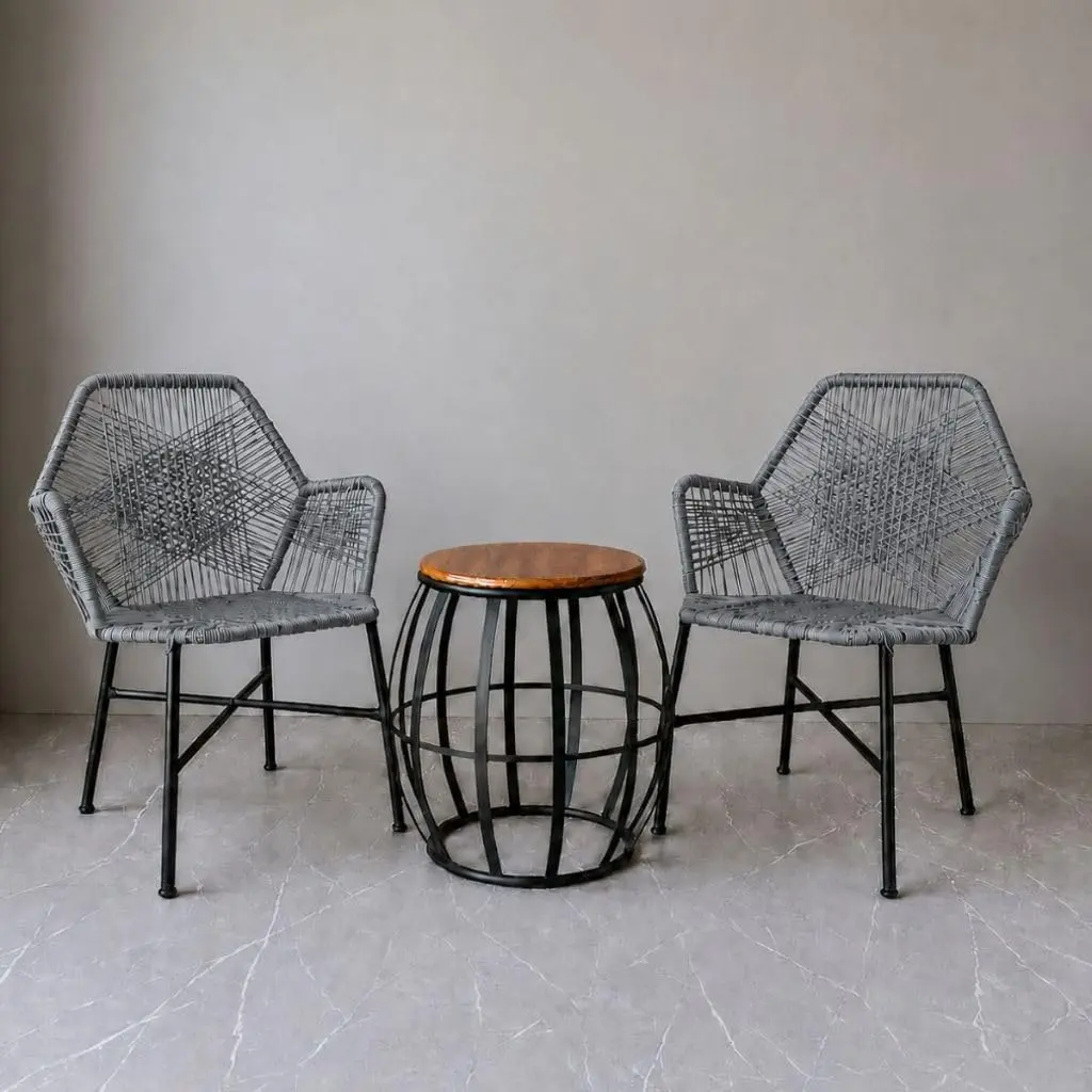 Kit 2 Cadeiras Fibra Sintética com Mesa Barril para Jardim Varanda(Cinza) | Conjunto com cadeiras em fibra sintética trançada e mesa Barril com design moderno para áreas de lazer