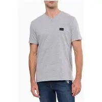 Camiseta Masculina Gola v Básica Logo No Peito Calvin Klein Jeans - Cinza Camiseta Masculina Gola v Básica Logo No Peito Calvin Klein Jeans Cinza Pp