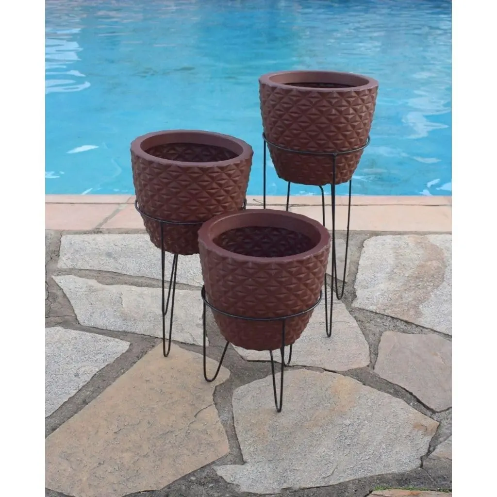 Kit 3 Suportes Tripé com 3 Vasos de Polietileno 20 30 e 40 cm(Marrom) | Conjunto com 3 suportes tripé de ferro e 3 vasos de polietileno para organizar plantas e flores em diferentes níveis.