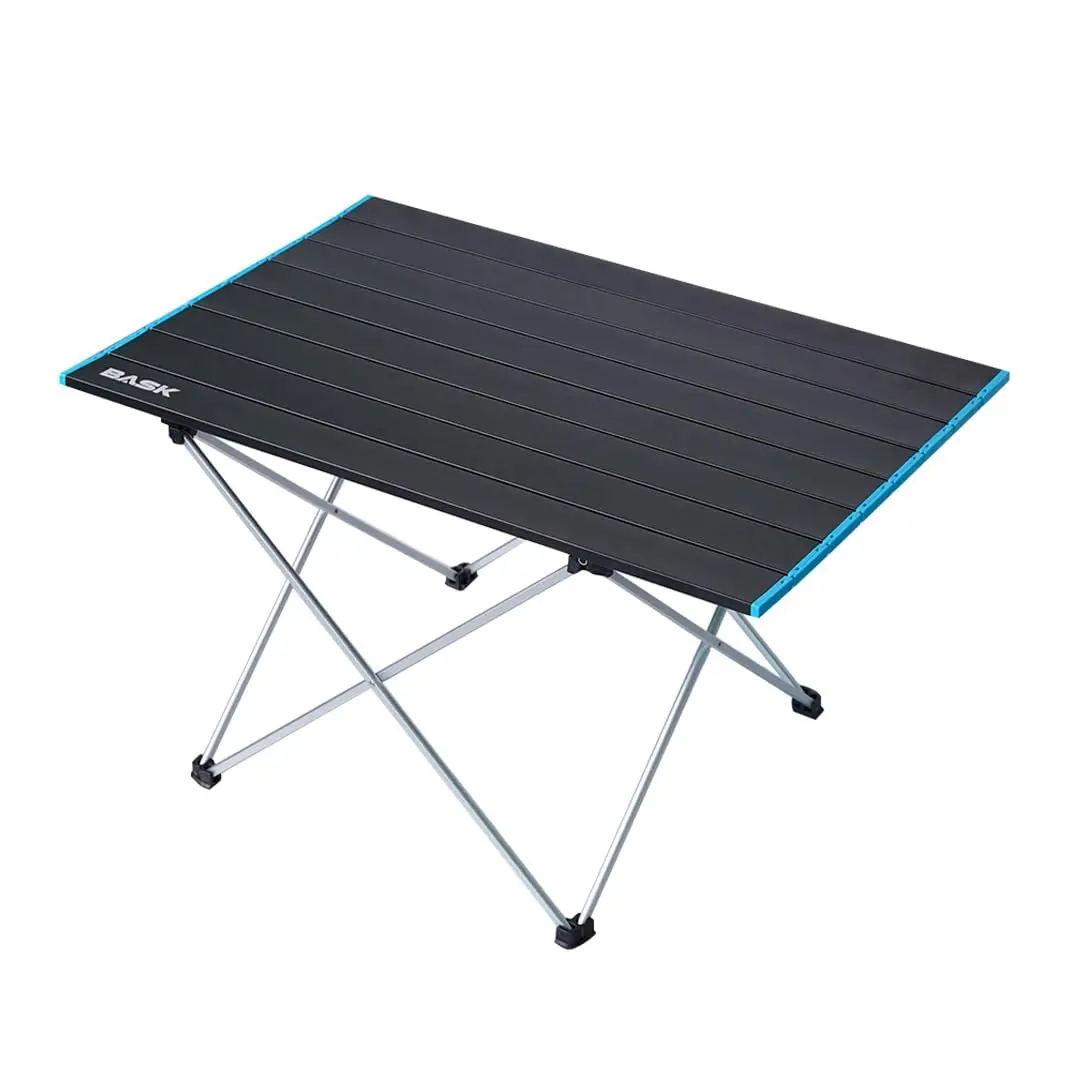 BASK Mesa Premium Dobrável Portátil de Alumínio (40,5 x 40 x 56 cm), Ultraleve 1,7 kg, Suporta 20 kg, Compacta com Bolsa de Transporte para Camping, Praia, Churrasco, Preta com Bordas Azuis