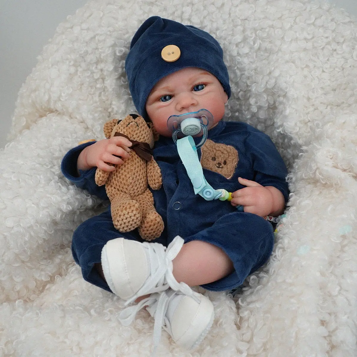 Boneco Bebê Reborn Menino de Silicone Olhos Azuis 48cm | Realista Cabelo e Corpo Pintados Pode Tomar Banho Ideal para Coleção Brincar e Abraçar Presente Infantil Perfeito - 1
