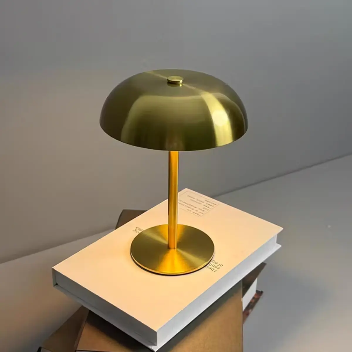 EKROTOK Luminaria de Mesa 2000mAh, Candeeiro de Mesa Sem Fio Regulável com Luz de Três Cores, Candeeiro de Mesa Decorativo Luz Noturna de Metal (ouro)